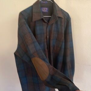 Men’s Pendleton wool trail shirt. Size medium